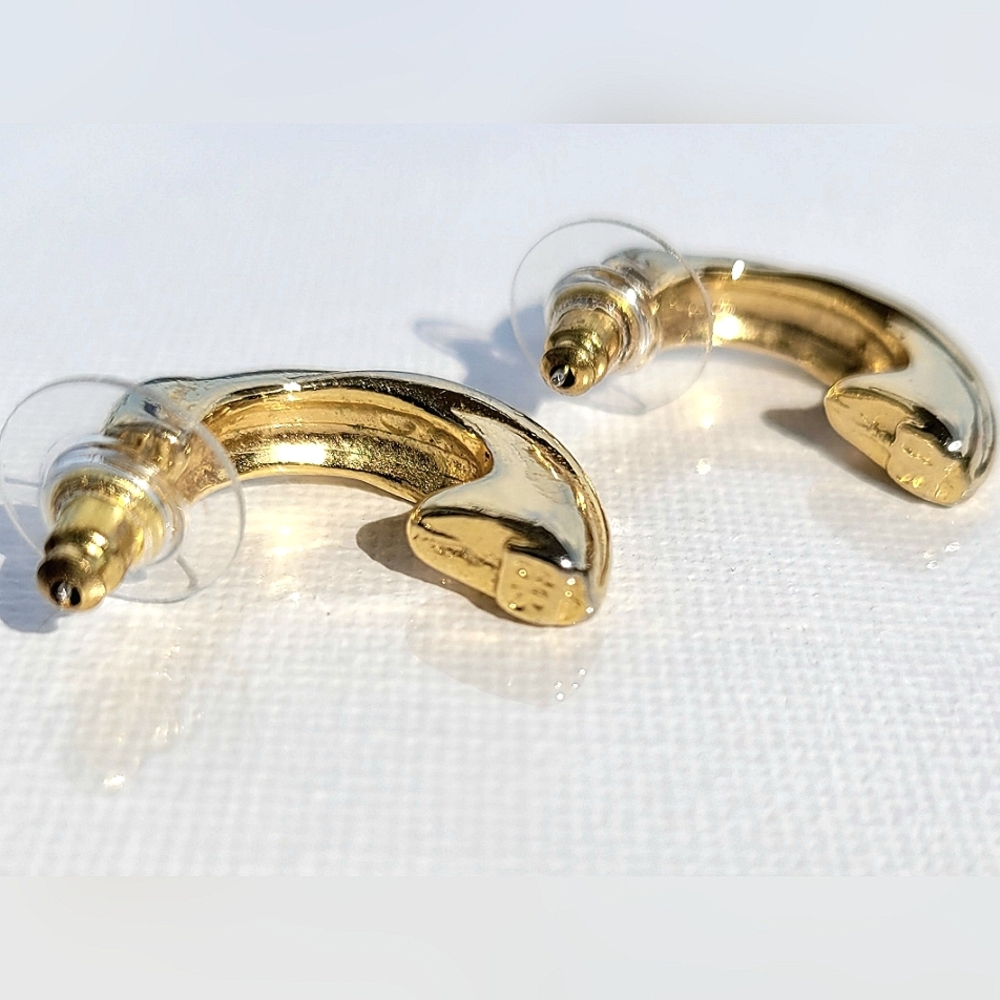 💞💗 Vintage Gold Puffed "J" Shape Butterfly Mark Solid Twist Hoop Earrings